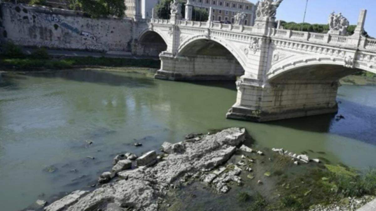 italia--podul-lui-nero-a-iesit-la-suprafata-din-cauza-secetei-severe