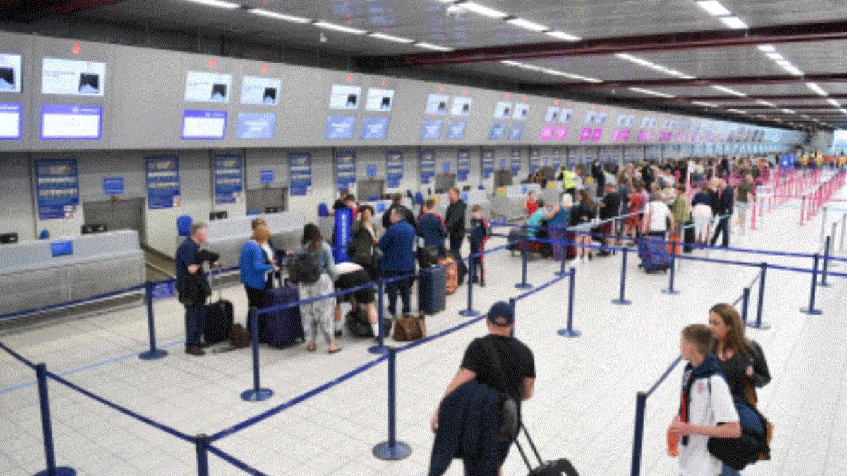 aeroport-din-romania--reguli-noi----pasagerii-nu-trebuie-sa-mai-arunce-lichidele-sau-sa-scoata-laptopul-din-bagaj