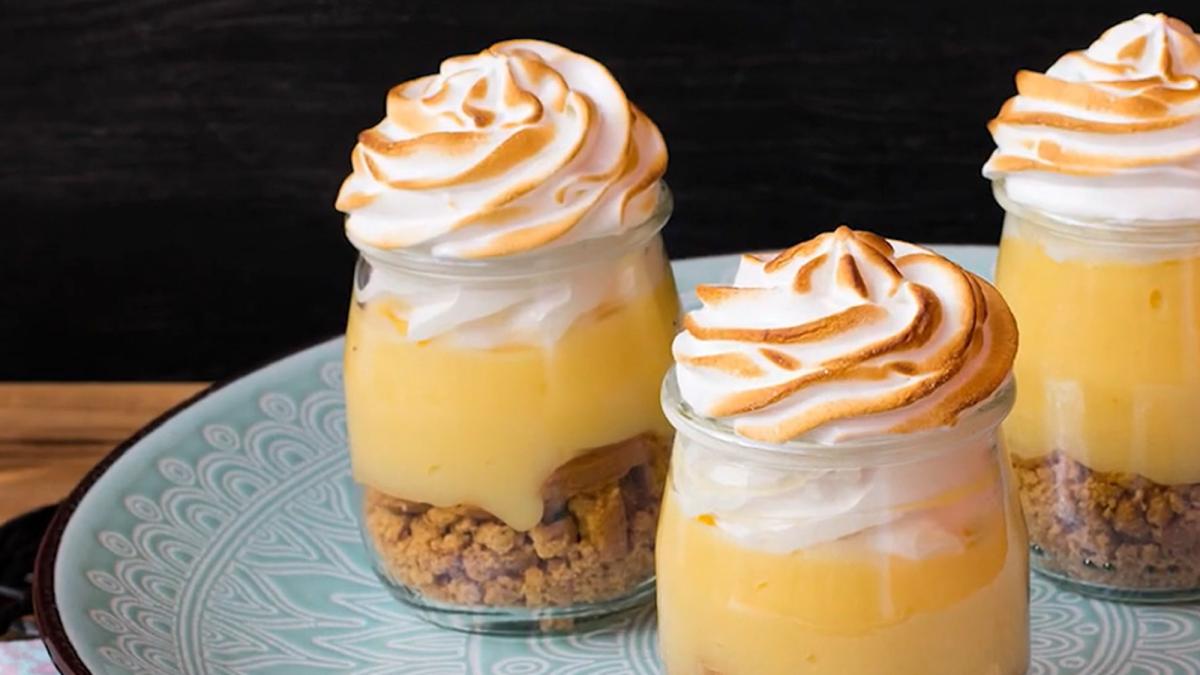 tarta-cu-lamaie-la-pahar--cum-faci-un-mega-desert-din-cinci-ingrediente-si-o-lamaie