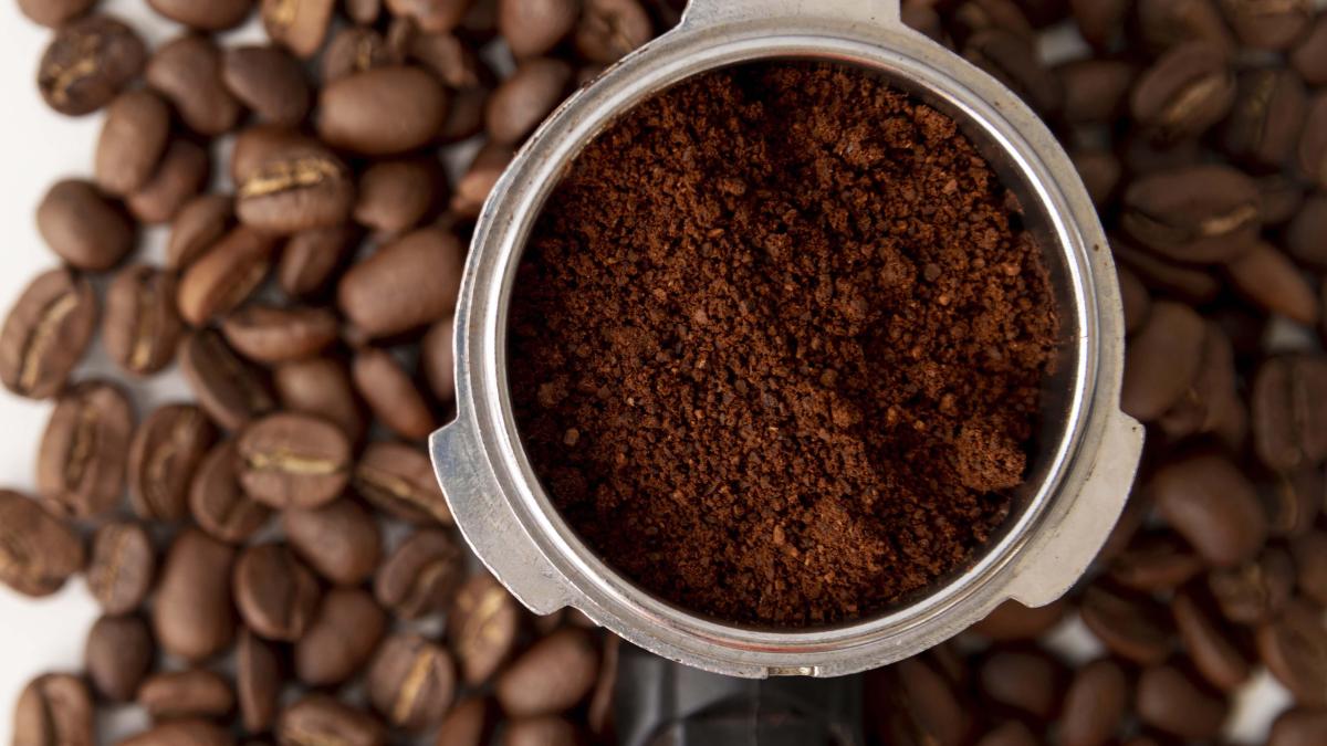 pune-zat-de-cafea-in-acest-produs-pe-care-l-folosesti-la-dus--trucul-pe-care-o-sa-il-adori