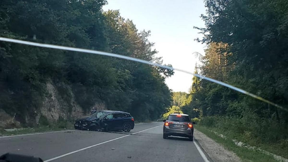 bulgaria--doua-familii-de-romani--accident-grav-erau-si-copii-mici--sunt-efectiv-uimita-cati-depasesc-pe-linie-continua