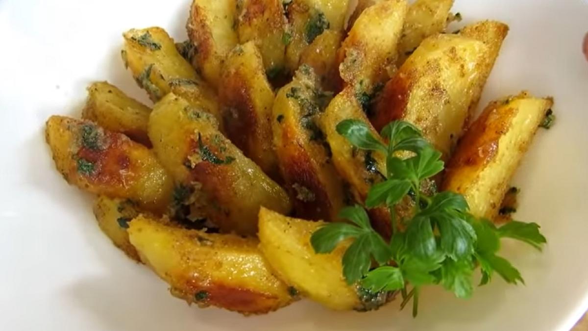 cartofi-mancati-cu-usturoi--la-cuptor--reteta-fantastica-pentru-un-pranz-rapid-sau-o-cina---e-geniala