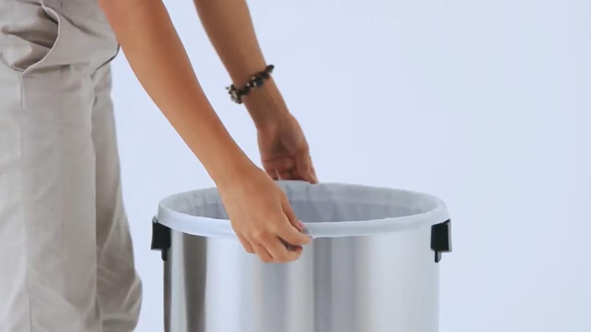 inainte-de-a-iesi-din-casa--turnati-o-lingura-de-detergent-in-cosul-de-gunoi-un-truc-simplu-pe-care-toata-lumea-ar-trebui-sa-l-stie