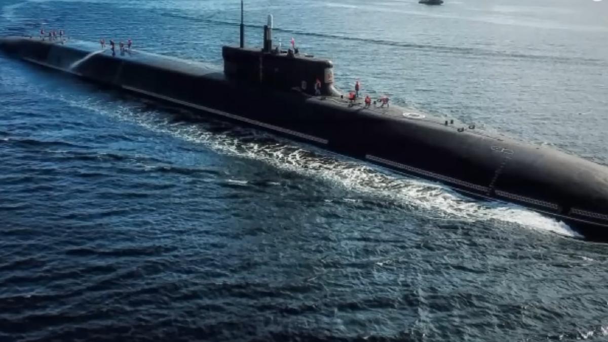 rusia-lanseaza-cel-mai-mare-submarin-din-lume--expertii-se-tem-ca-ar-putea-marca-inceputul-unui-nou-razboi-rece
