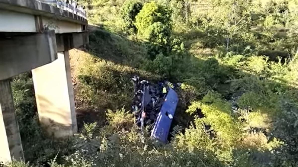34-de-morti-dupa-ce-un-autobuz-s-a-prabusit-de-pe-un-pod---video
