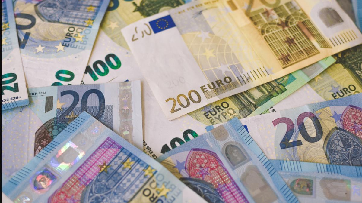 euro-bancnote-moneda-euro