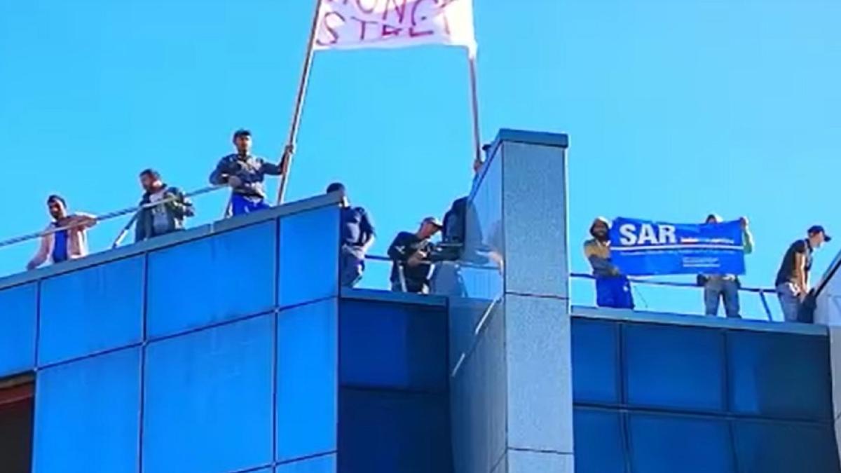 protest-in-germania--zeci-de-muncitori-romani-s-au-urcat-pe-cladiri-si-ameninta-cu-greva-foamei