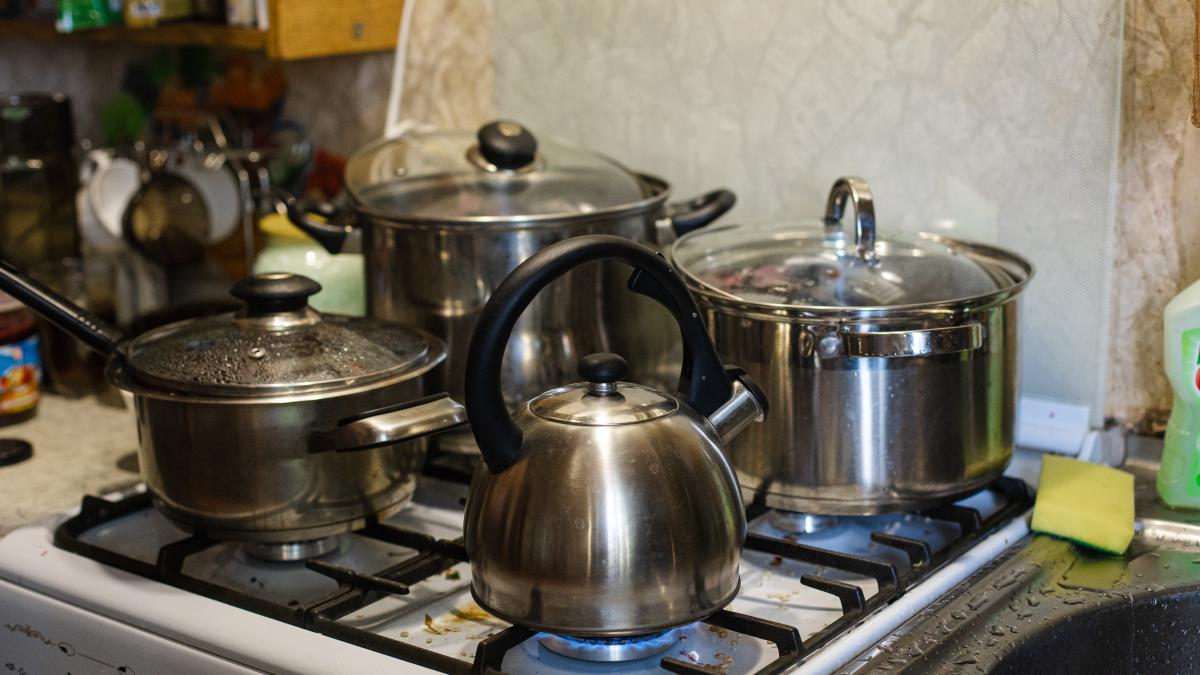 pune-niste-ketchup-pe-oalele-arse-si-lasa-l-sa-stea-cateva-minute--un-truc-pentru-care-vasele-iti-vor-multumi