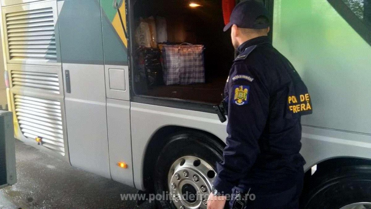 autocar--oprit-si-verificat-la-intrarea-in-tara---un-pasager-a-fost-dat-joc-cu-tot-cu-bagaje