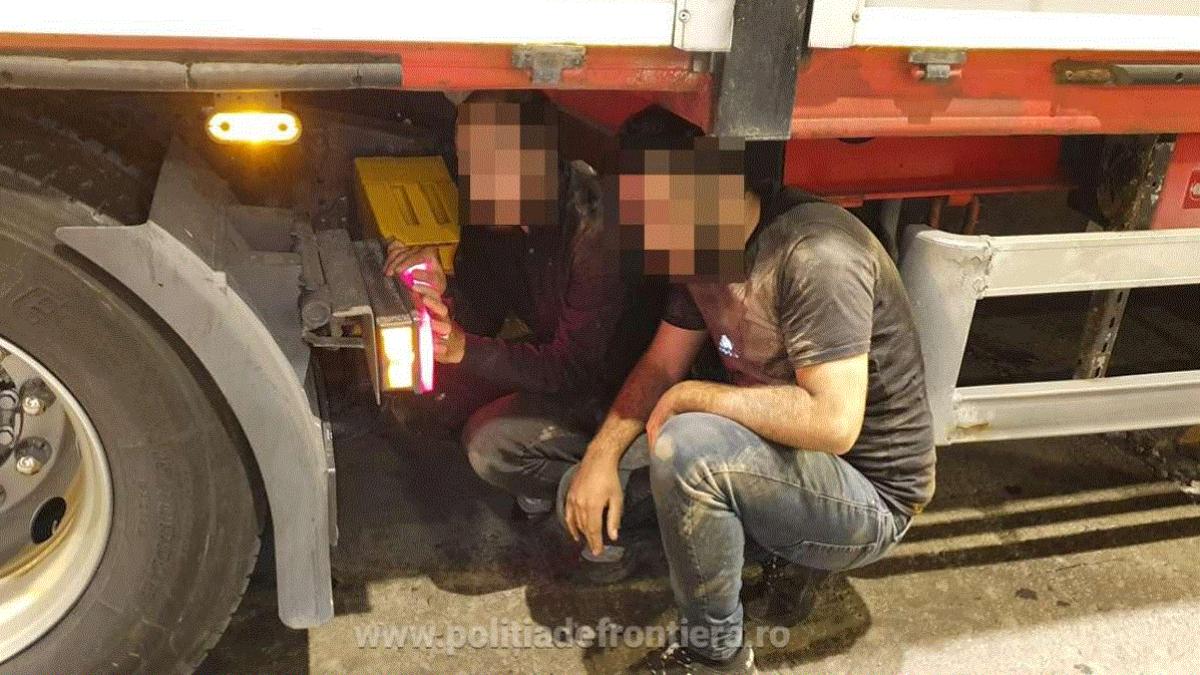 camion-plin-cu-frigidere--oprit-la-intrarea-in-tara--politistii--socati-cand-au-verificat-osia-tirului