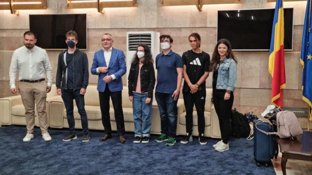 doi-elevi-romani-au-castigat-fiecare-cate-doua-titluri-mondiale--cimpeanu---felicitari-pentru-rezultatele-obtinute-in-numele-romaniei