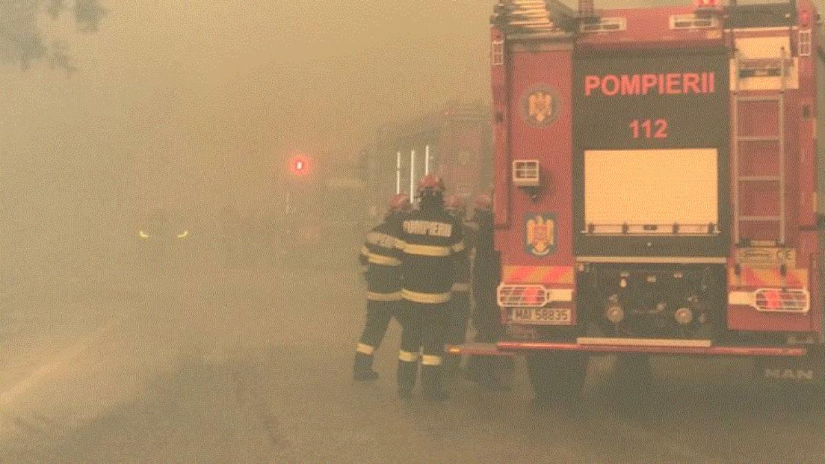 doua-depozite-de-furaje--facute-scrum-de-incendiile-izbucnite-din-cauza-trasnetelor