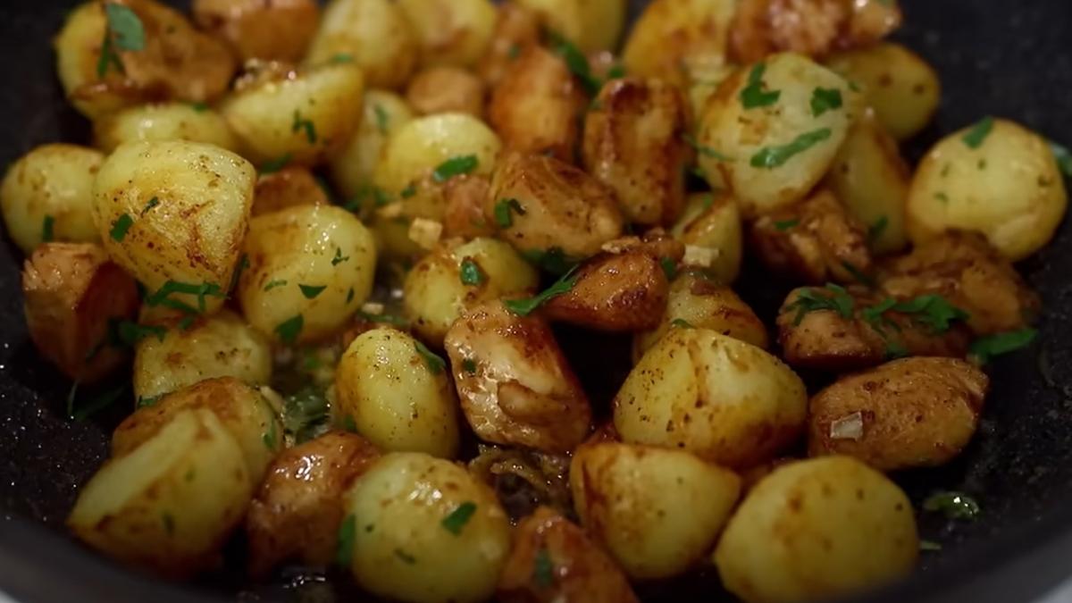 reteta-de-cartofi-fripti-in-stilul-lui-jamie-oliver--n-ai-mancat-ceva-mai-bun