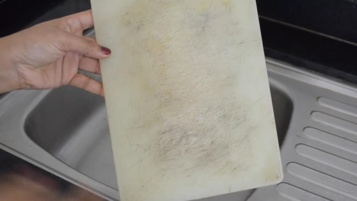 ai-tocatorul-zgariat-si-patat-fa-l-ca-nou-cu-aceste-ingrediente-banale--un-truc-secret-de-la-gospodine