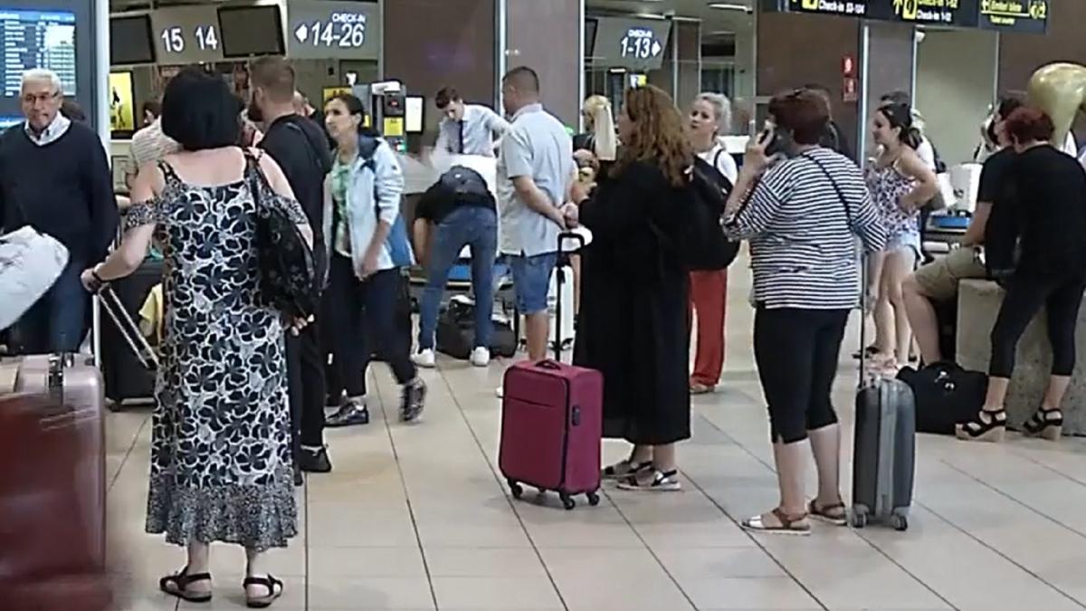 haosul-din-aeroport-ii-face-pe-romani-sa-plece-in-vacanta-cu-masina-daca-ma-trezeam-ca-anula-zborul-pierdeam-vacanta