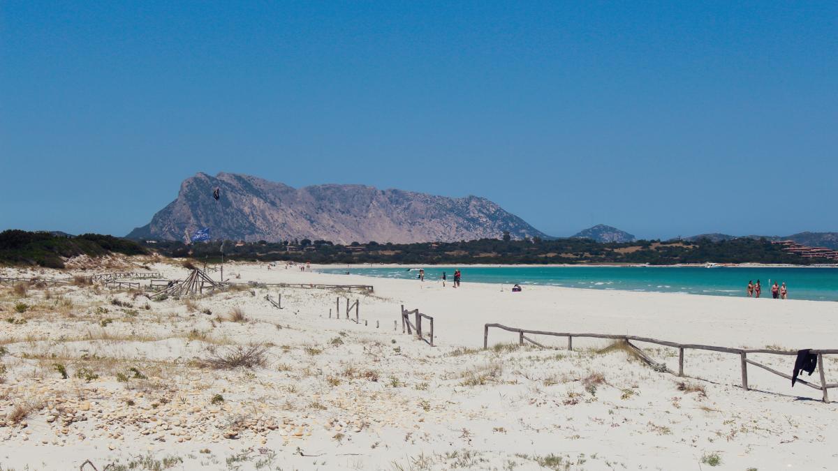 italia--turisti-romani--amendati-dupa-ce-au-fost-prinsi-pe-aeroport-cu-nisip--pietre-si-scoici--furate-de-pe-plajele-din-sardinia2