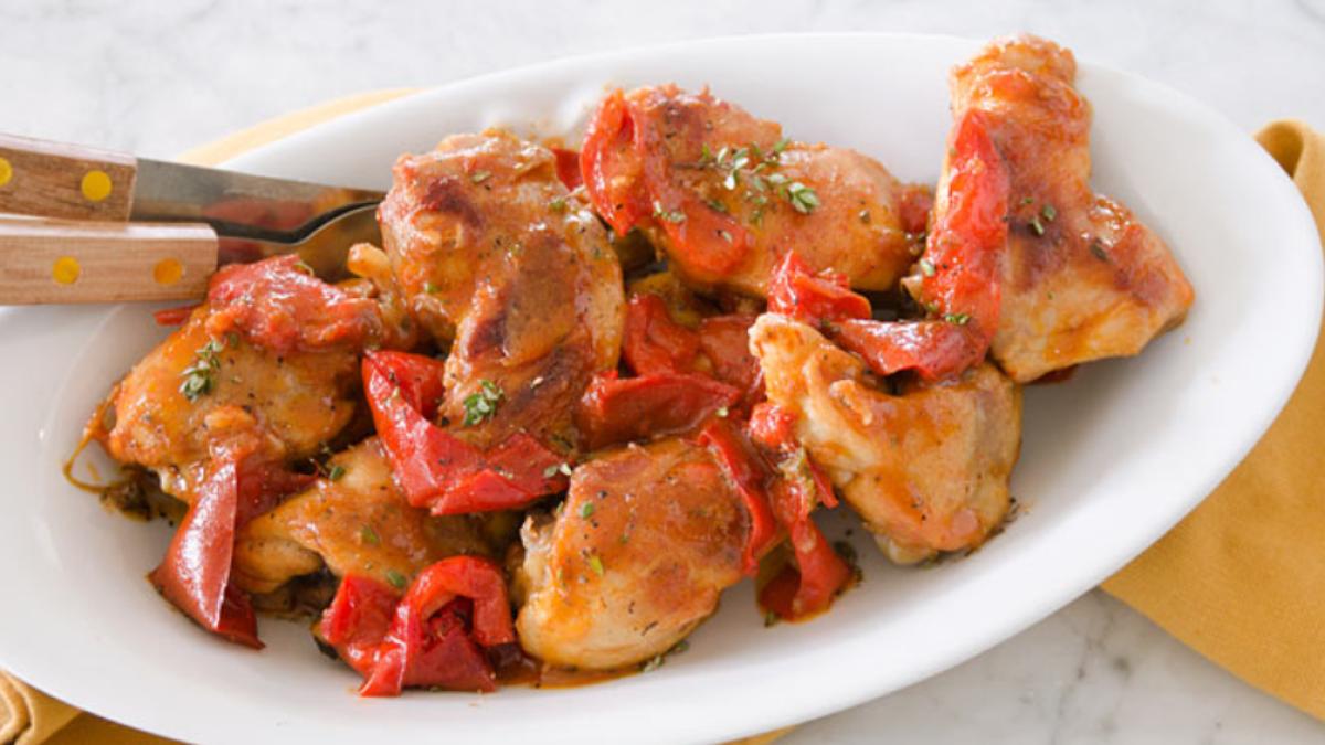 pui-cu-ardei-gras-si-sos-de-rosii