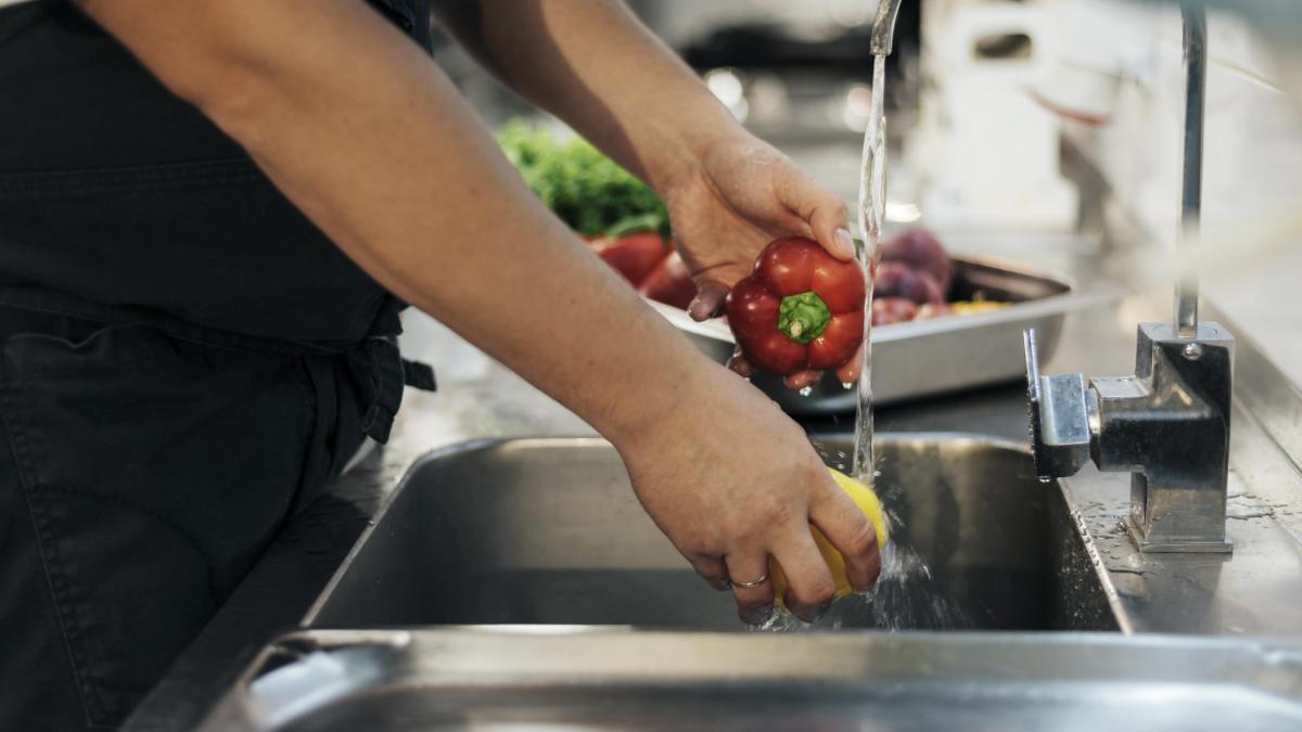 lista-alimentelor-pe-care-nu-ar-trebui-sa-le-speli-niciodata--acest-proces-ar-putea-fi-periculos