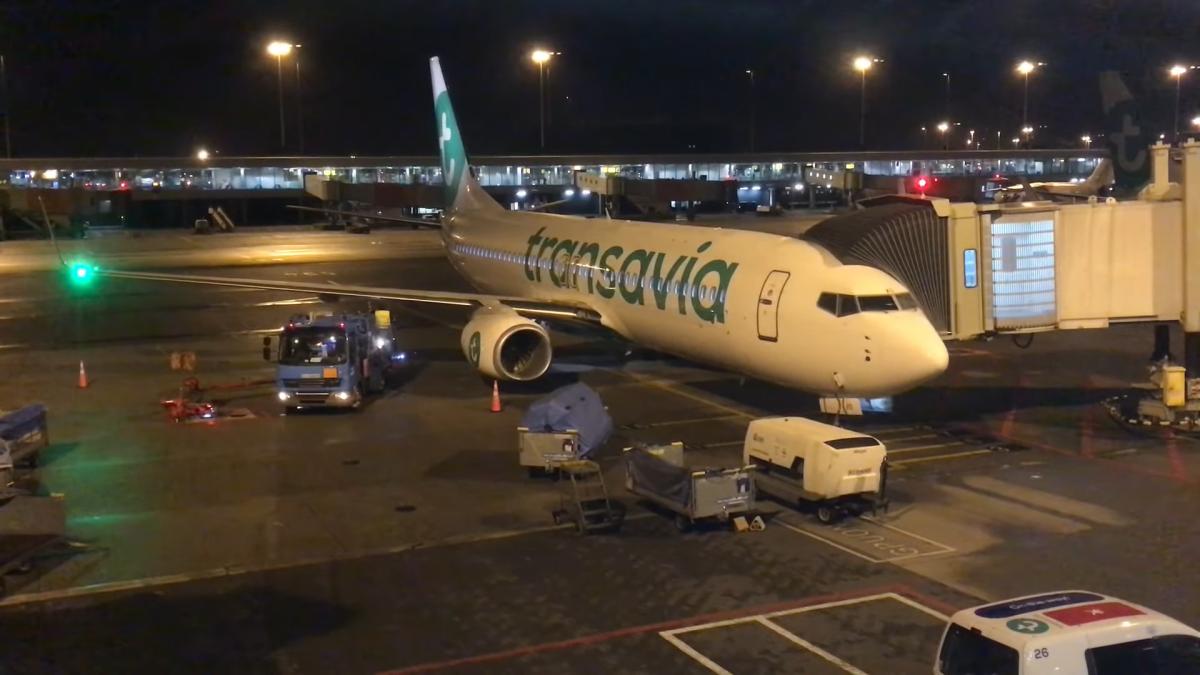 pasager-dat-jos-dintr-un-avion--in-olanda--dupa-ce-a-semanat-teroare-in-randul-celor-alaturi-de-care-calatorea