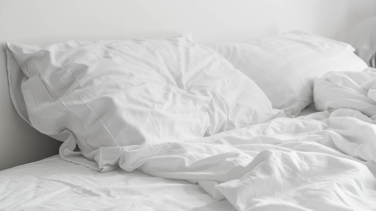 puneti-lenjeria-de-pat-in-lapte-si-lasati-o-sa-stea-doua-ore--cele-mai-puternice-trucuri-pe-care-trebuie-sa-le-notezi