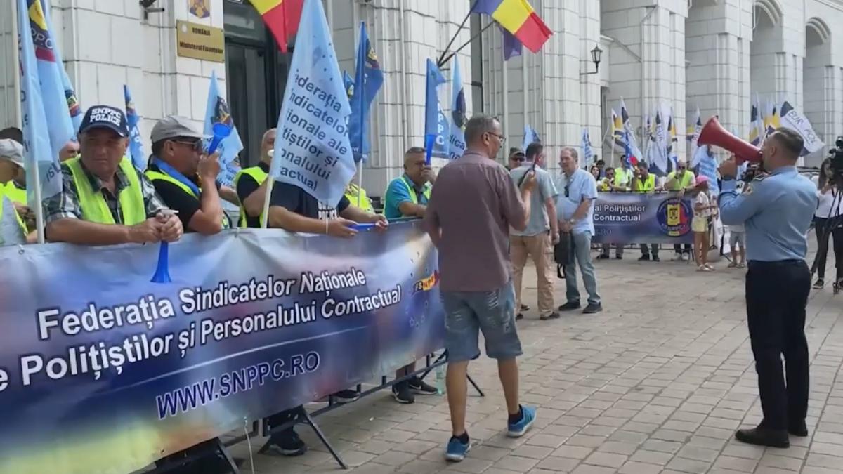politistii-romani-protesteaza-isi-striga-nemultumirea-la-usa-guvernului