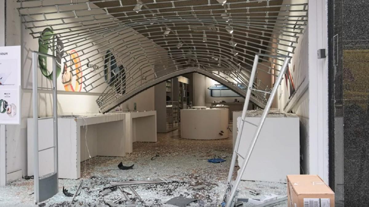 am-fost-ademeniti-in-olanda-cu-locuri-de-munca--dar-ne-au-inselat--cinci-romani-implora--in-lacrimi--indurare--dupa-o-spargere-ca-n-filme