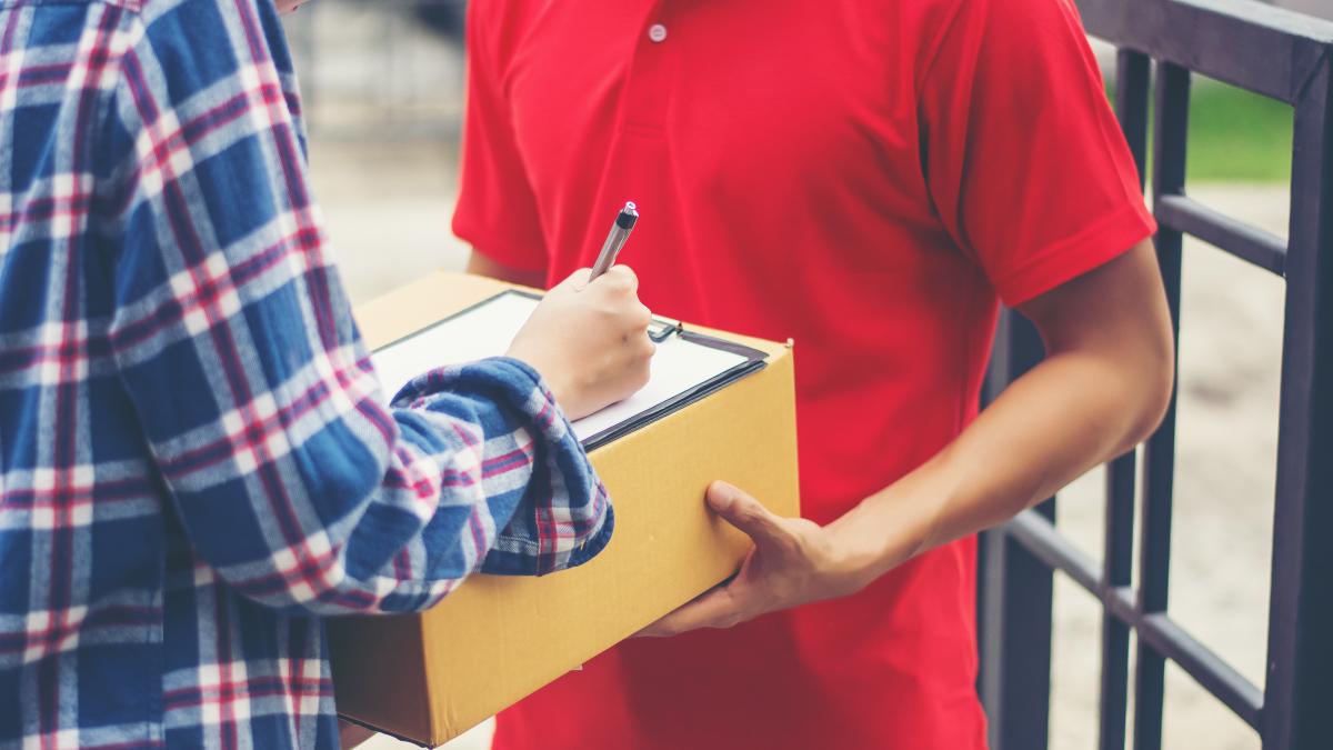 romanii-care-platesc-cash-la-curier-vor-fi-monitorizati-de-anaf