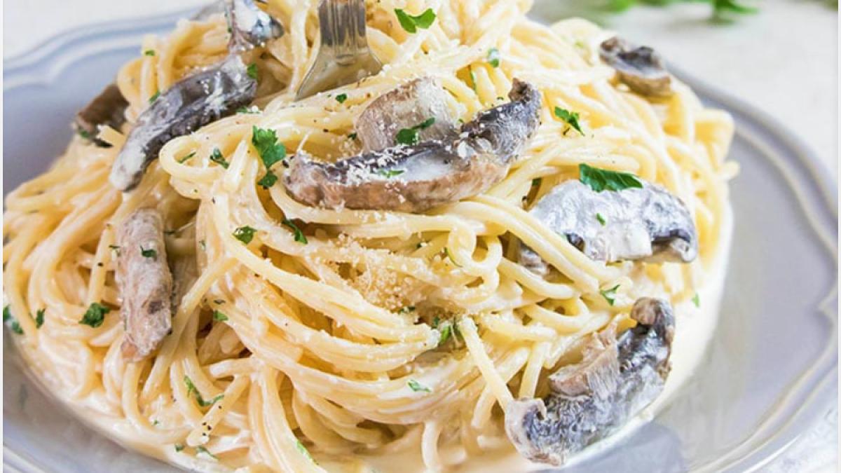spaghete-cu-smantana-si-ciuperci