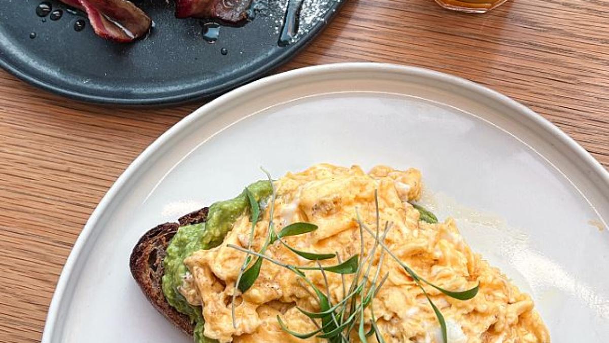 cea-mai-pufoasa-si-delicioasa-omleta--unge-capacul-tigaii-cu-un-ingredient-secret--trucul-bunicii