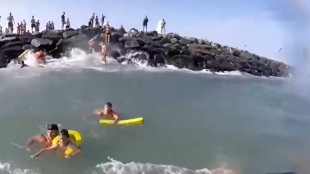 un-roman-s-a-inecat-in-statiunea-neptun--alti-doi-turisti--scosi-din-valuri-de-salvamari