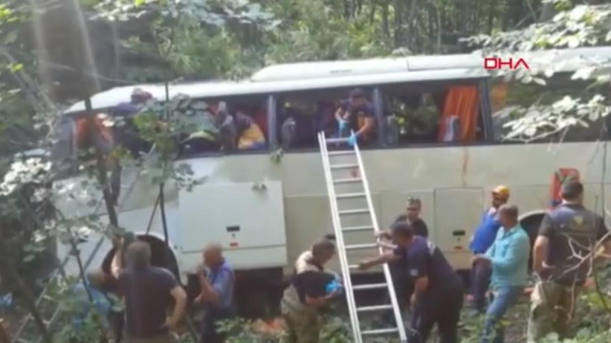 un-autocar-cu-pasageri-a-cazut-intr-o-prapastie--in-turcia---3-persoane-au-murit--iar-alte-37-sunt-ranite