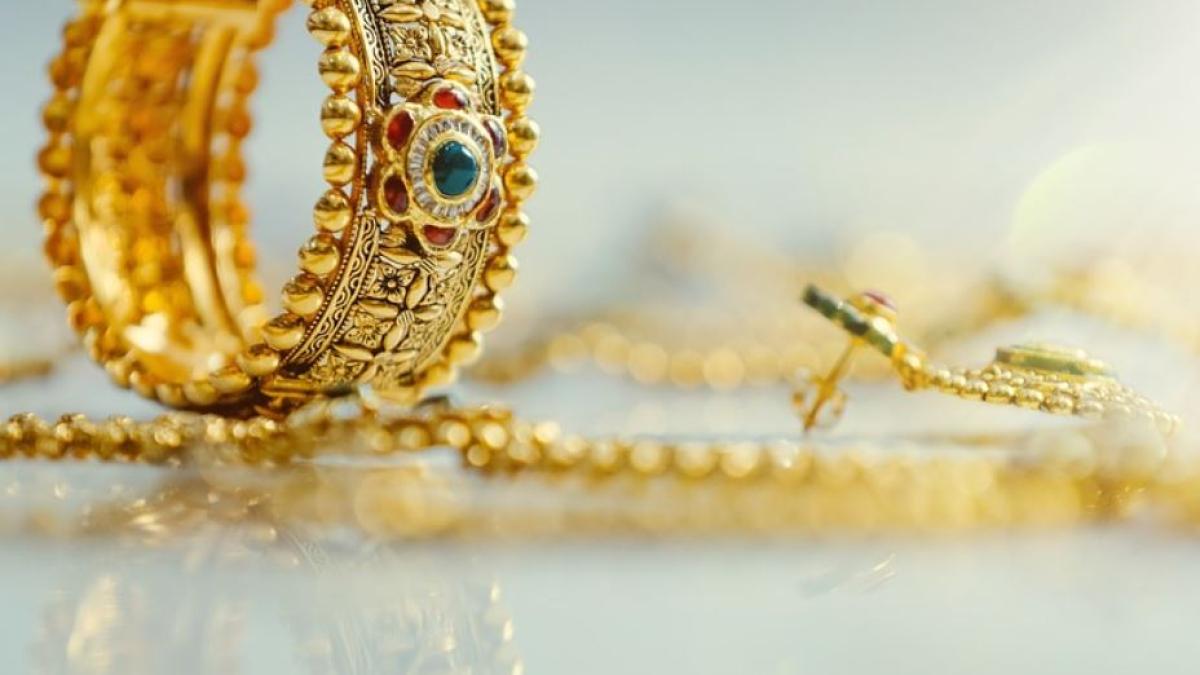 doi-romani--cercetati-pentru-inselaciune---au-vandut-bijuterii-false-unui-barbat-in-schimbul-unei-sume-de-bani