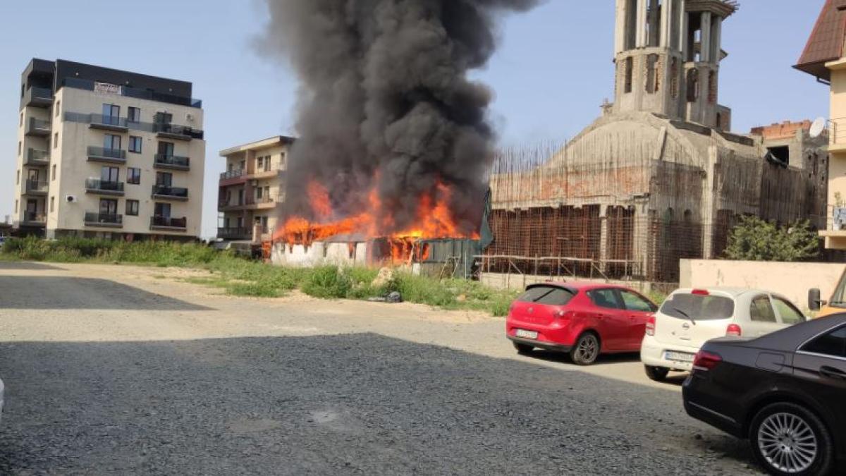 incendiu-violent-la-o-biserica-din-constanta--intervin-zeci-de-pompieri