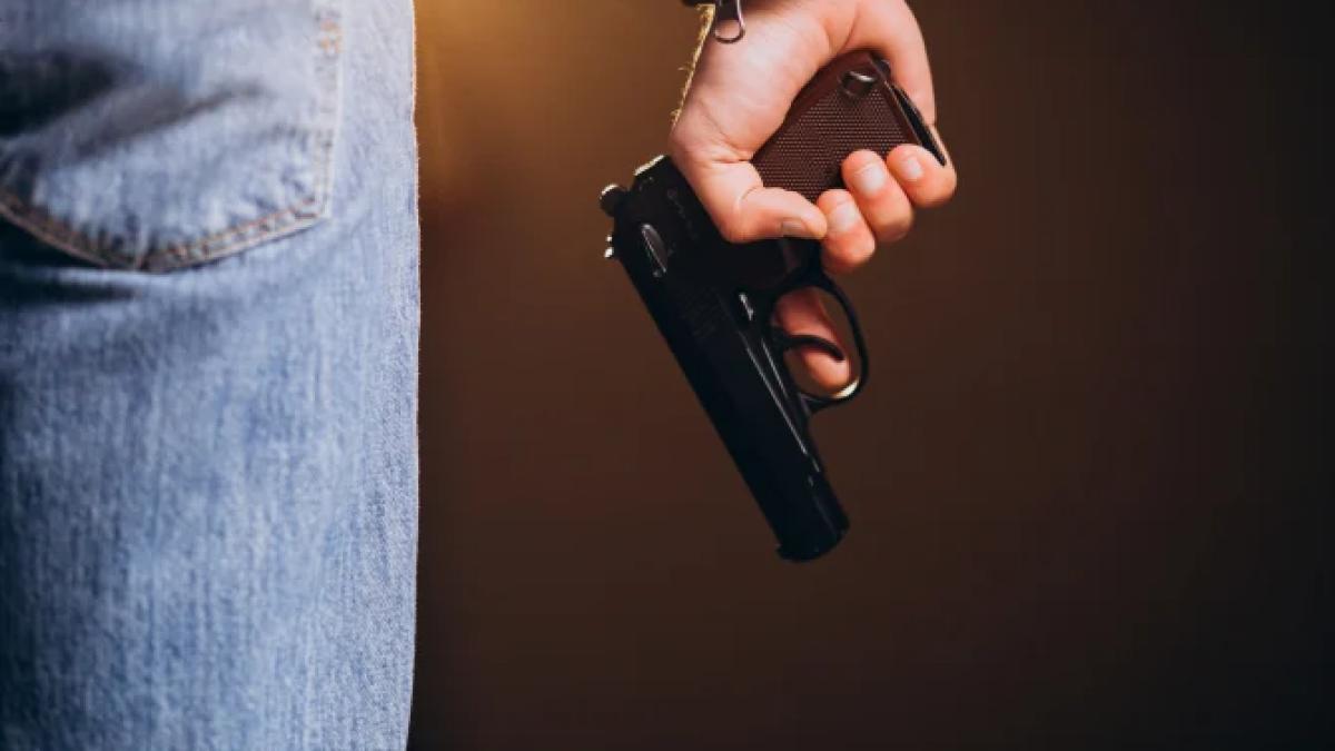 un-elev-roman-a-intrat-in-scoala-cu-un-pistol