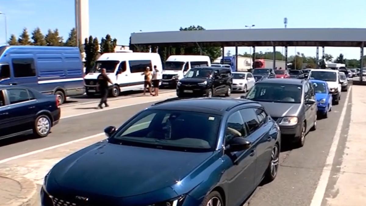 romanii-se-intorc-la-munca-in-strainatate-cu-masinile-pline-de-bunatati-ca-la-mama-acasa--in-vami-e-cod-rosu-de-aglomeratie