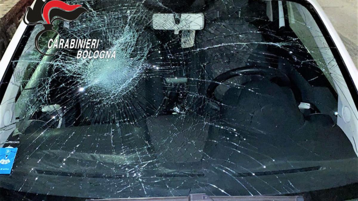 parabrezza-auto-carabinieri-bologna