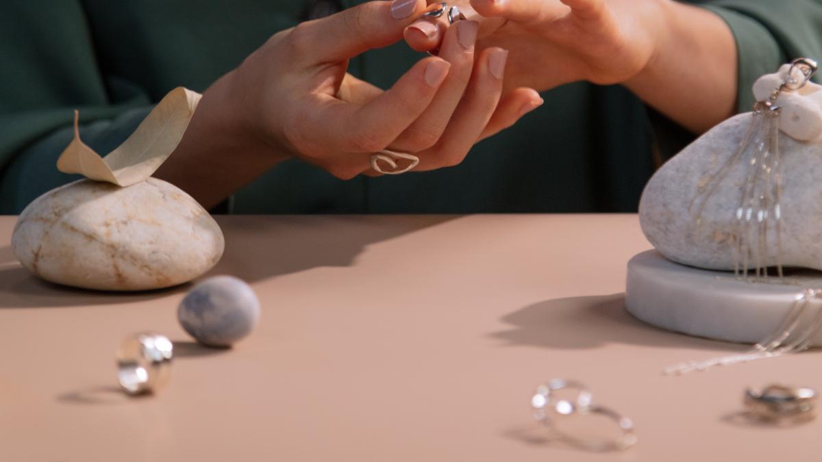 curata-argintul-acasa--mai-bine-decat-orice-bijutier-trucuri-pe-care-si-bunica-le-folosea-pentru-a-face-argintaria-sa-straluceasca