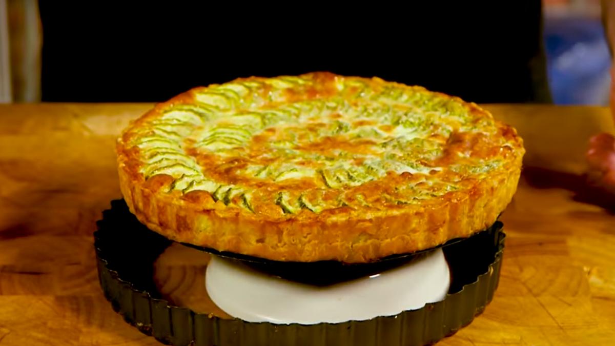 placinta-sarata-cu-dovlecei--adaugati-sunca-in-aluat-si-va-fi-deveni-o-bomba-delicioasa--dar-saraca-in-calorii