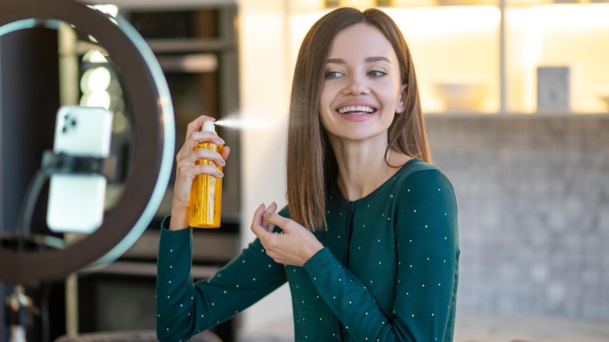 cele-mai-neobisnuite-moduri-de-a-folosi-fixativul-de-par-trucuri-pentru-a-face-din-produsul-de-styling-un-ajutor-in-viata-de-zi-cu-zi