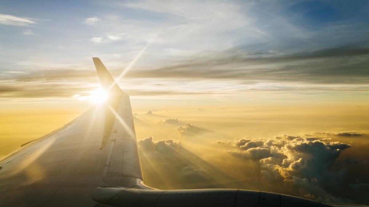 un-avion-a-aterizat-fortat-pe-un-teren-agricol-din-hunedoara