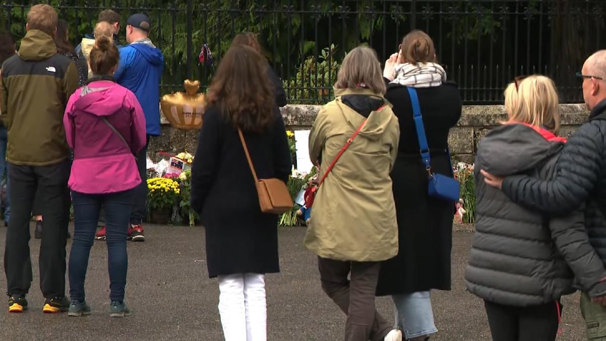 imigratii-din-anglia-aduc-flori-si-bilete--dupa-moartea-reginei-elisabeta-iti-multumesc-ca-m-ai-primit-in-regatul-tau