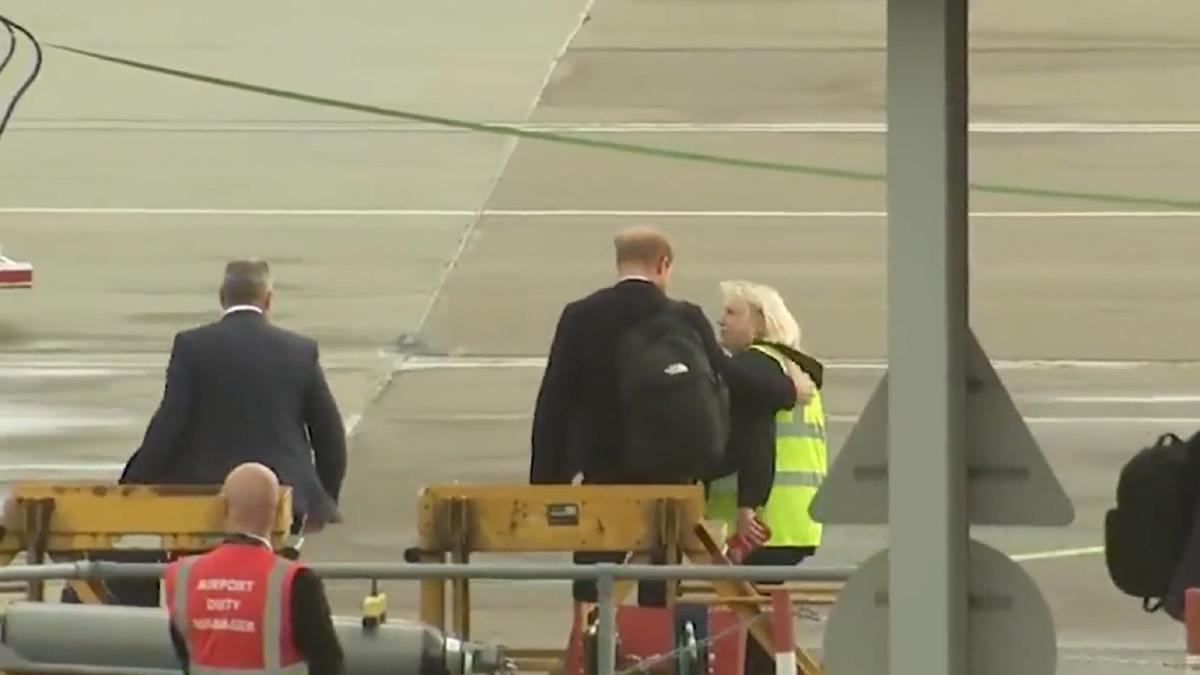 moment-emotionant-pe-aeroport-dupa-moartea-reginei-elisabeta-printul-harry--consolat-de-un-membru-al-personalului