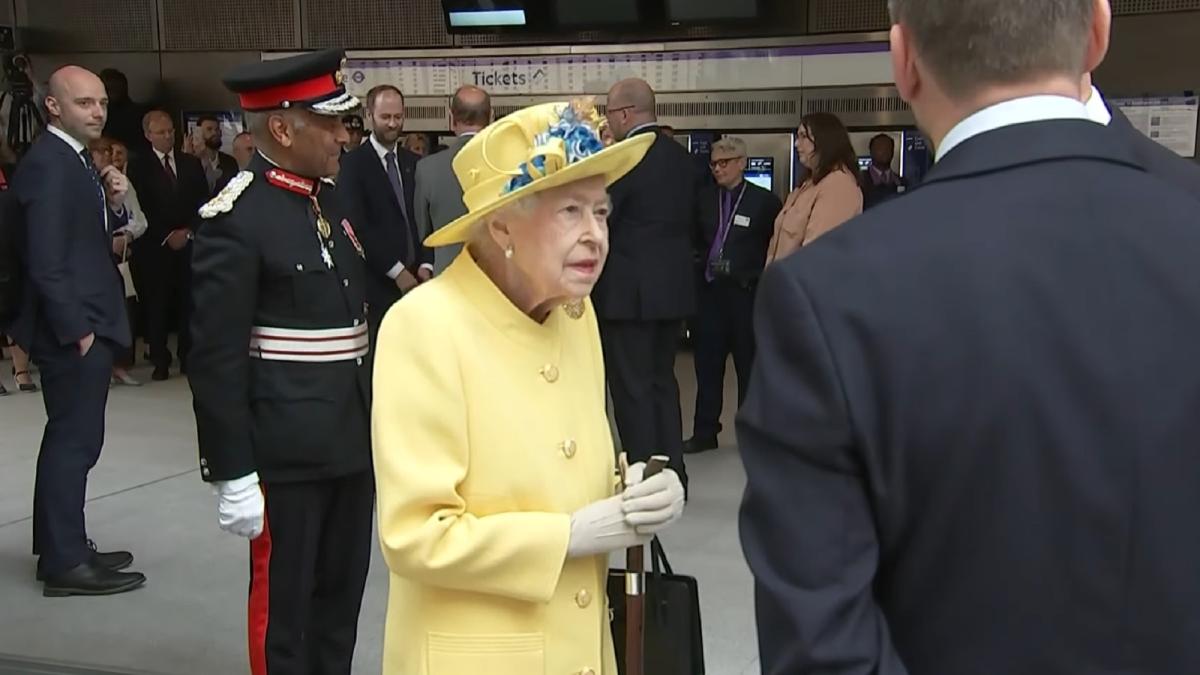 regina-elisabeta-a-ii-a-a-marii-britanii--aparitie-surpriza-la-metroul-din-londra
