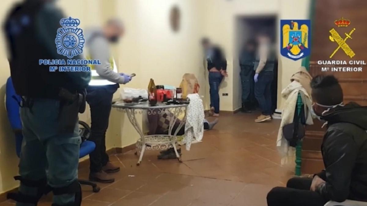 spania--56-de-ani-de-inchisoare-pentru-o-familie-de-romani-care-a-exploatat-10-conationali-tinuti-in-conditii-mizere--insultati-si-neplatiti-1