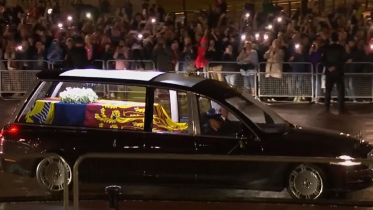 sicriu-regina-elisabeta-main