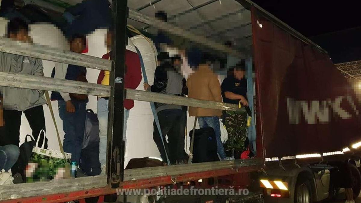 trei-camioane--oprite-la-frontiera-cu-ungaria--zeci-de-cetateni-straini--depistati-de-cainii-de-serviciu