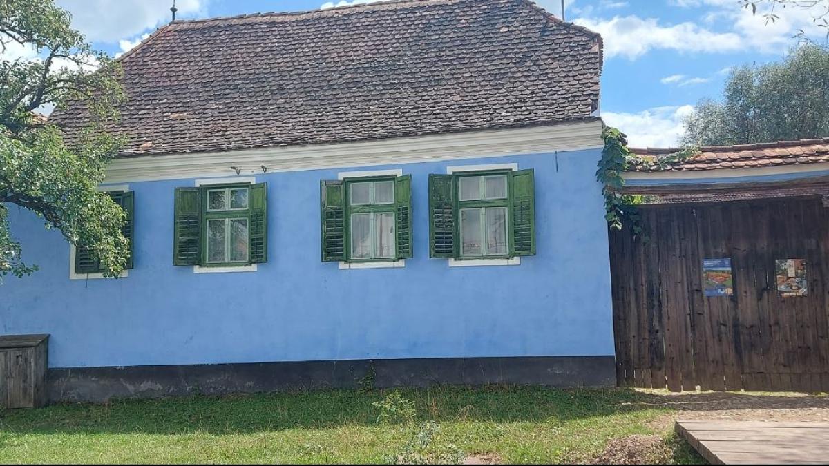 ambasadorul-andrew-noble--in--fata-casei-albastre-a-regelui-charles-din-viscri--moment-de-reculegere-in-memoria-reginei