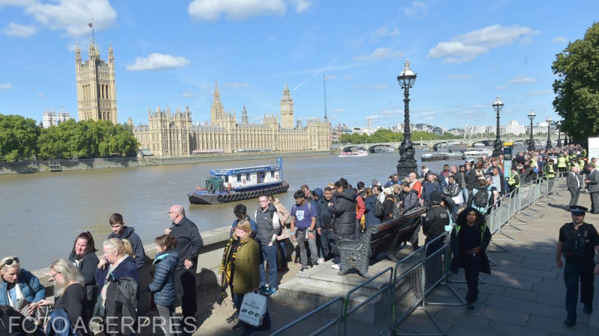 funeralii-regina-elisabeta-coada-catafalc