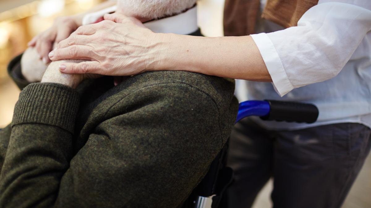 italia--o-badanta-s-a-ales-cu-un-apartament-de-2-600-000-de-euro--125-000-de-euro-de-cheltuiala-pe-saptamana-si-o-asigurare-de-viata-de-3-milioane