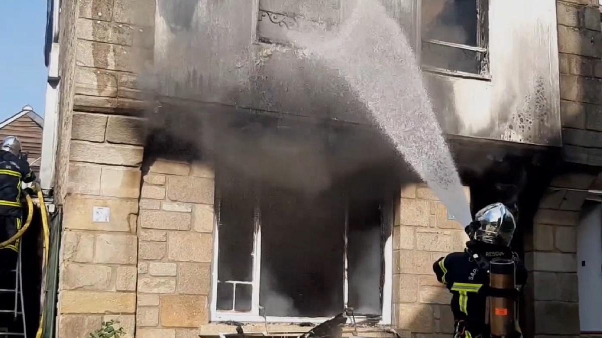 franta--incendiu-violent--izbucnit-la-cateva-imobile-unde-locuia-si-o-familie-de-romani-casele-au-fost-distruse